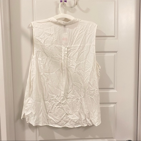✨SOLD✨ H&M divided sleeveless button up - Picture 2 of 6